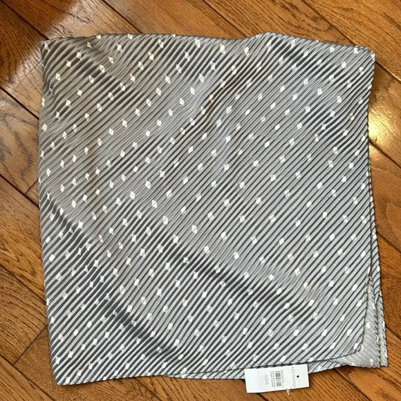 Ann Taylor Pleated Grey & White Diamond Pattern Square Scarf NWT - Picture 4 of 8